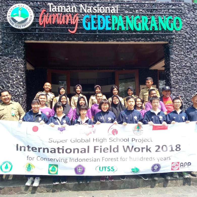 MENGENALKAN TAMAN NASIONAL GUNUNG GEDE PANGRANGO PADA SISWA SISWI JEPANG